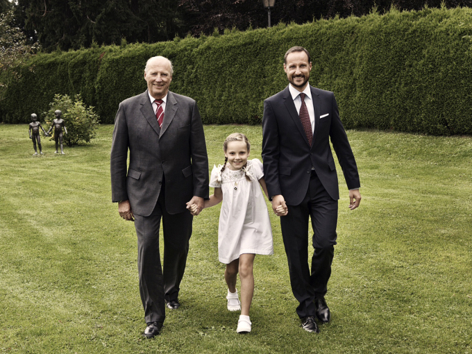 Tre generasjoner: Kong Harald, Kronprins Haakon og Prinsesse Ingrid Alexandra i 2012. Foto: Julia Marie Naglestad, Det kongelige hoff